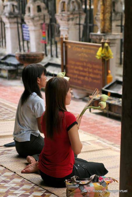 Jeunes femmes en prière, Wat Phra That, Lampang Luang - Thaïlande