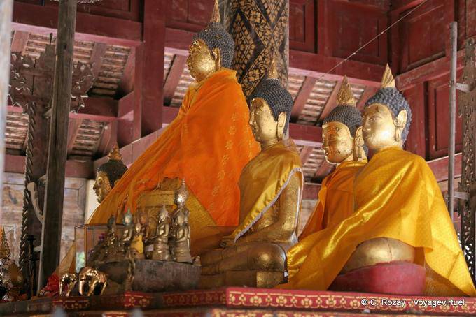 Bouddhas dans le Viharn Nam Tam, Wat Phra That, Lampang Luang - Thaïlande