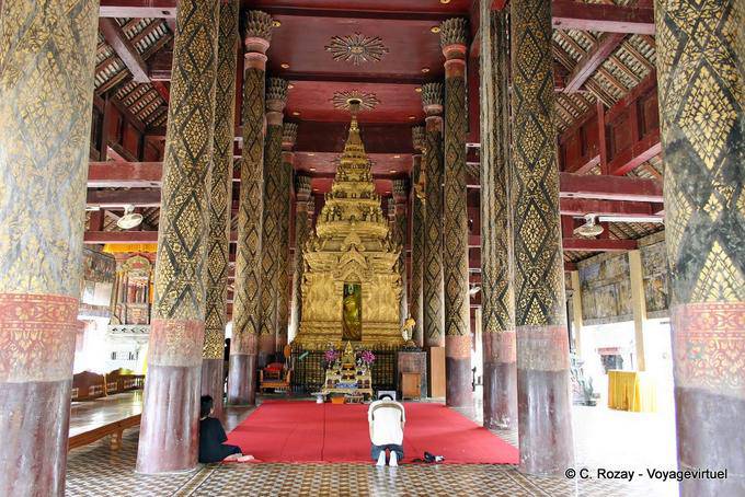 Prière devant Phra Chao Lan Ton, Wat Phra That, Lampang Luang - Thaïlande