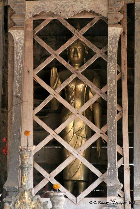Bouddha en Abhaya-Mudrâ mis en cage, Wat Phra That, Lampang Luang - Thaïlande