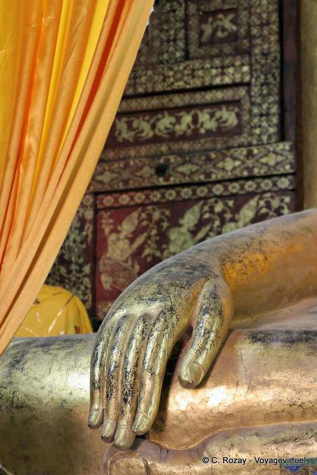 Main de bouddha en Bhûmisparsha-Mûdra, Lampang - Thaïlande