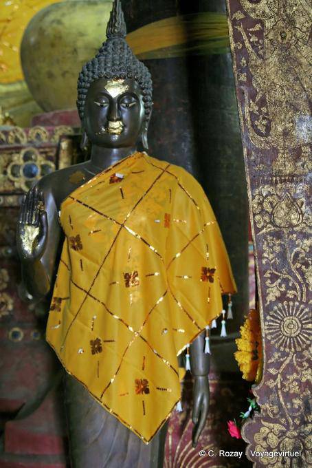 Bouddha noir en Abhaya-Mudrâ, Wat Phra That, Lampang Luang - Thaïlande