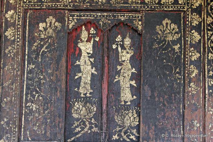Anciennes peintures sur la porte, Wat Phra That, Lampang Luang - Thaïlande
