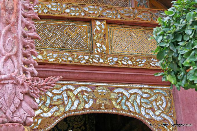 Détail de la façade du Viharn Phra Put, Wat Phra That, Lampang Luang - Thaïlande