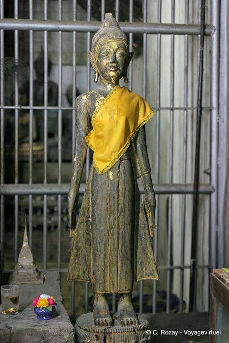 Bouddha debout devant une grille, Wat Phra That, Lampang Luang - Thaïlande