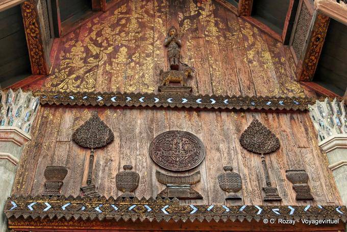 Une figure Thewada debout sur une chèvre, sculpture en bois, Wat Phra That, Lampang Luang - Thaïlande