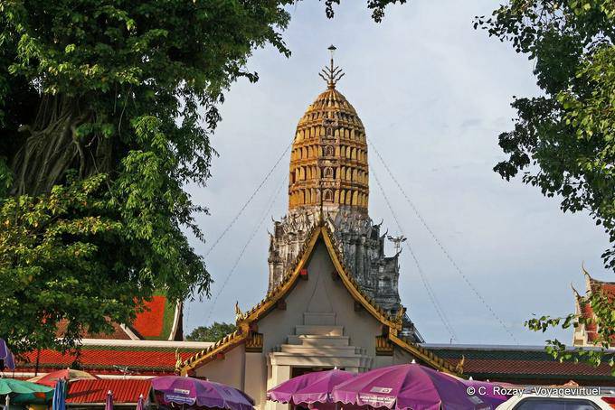 Vue depuis le marché du temple Sri Rattana Mahathat, Phitsanulok - Thaïlande