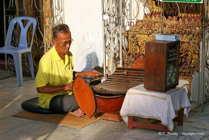 Musicien religieux, Wat Phra Si Rattana Mahathat, Phitsanulok - Thaïlande