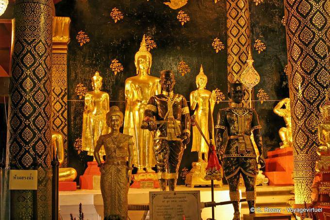 Saints et bouddhas debouts, Wat Phra Sri Rattana Mahathat, Phitsanulok - Thaïlande