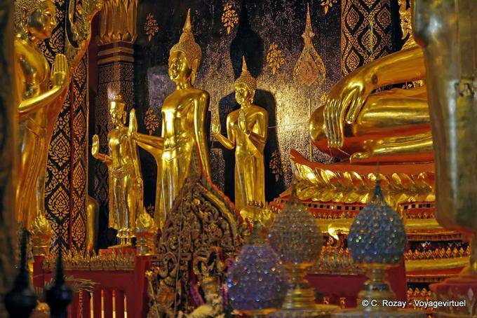 Bouddhas debouts au pied du Phra Buddha Chinnarat, Wat Phra Si Rattana Mahatha, Phitsanulok - Thaïlande