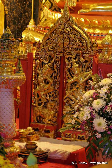 Décoration au pied du Bouddha Chinnarat, Wat Phra Sri Rattana Mahathat, Phitsanulok - Thaïlande