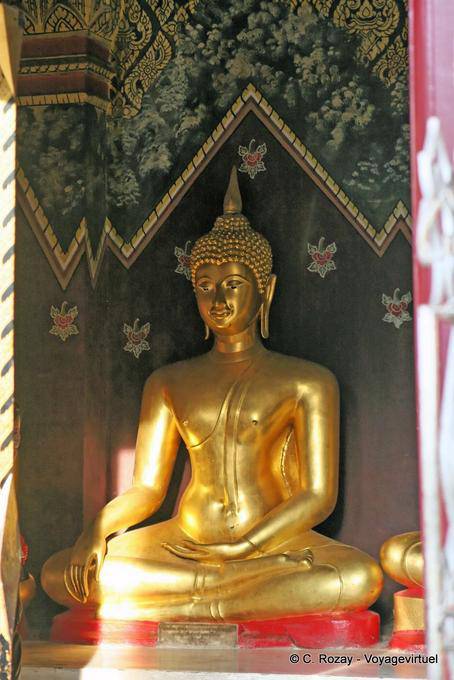 Bouddha dans la posture de vaincre Mara, Wat Phra Si Rattana Mahathat, Phitsanulok - Thaïlande