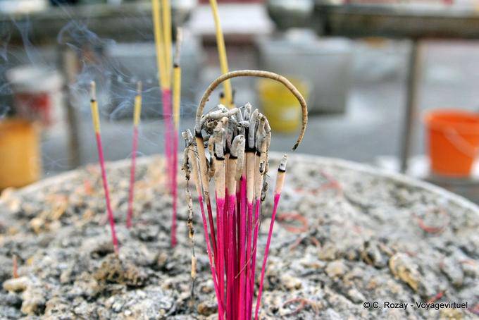 Bâtonnets d'encens Wat Phra Si Rattana Mahathat, Phitsanulok - Thaïlande