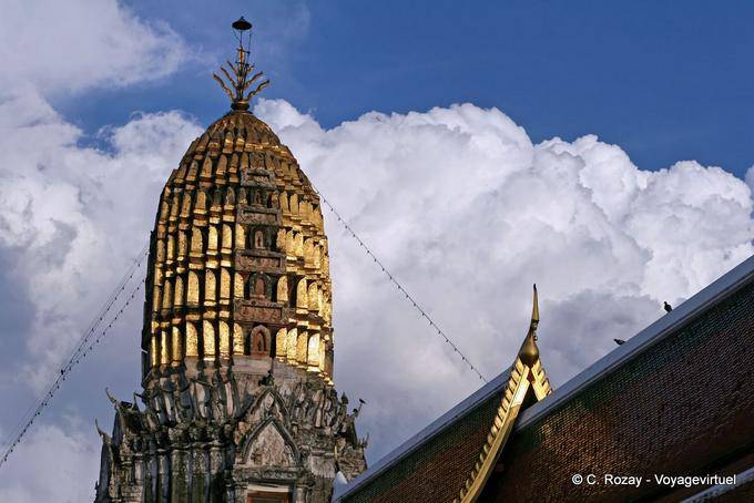 Prang en style Khmer datant de la période Ayutthaya, Wat Phra Si Rattana Mahathat, Phitsanulok - Thaïlande