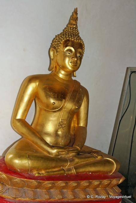 Position de la méditation dans le temple Wat Phra Si Rattana Mahathat, Phitsanulok - Thaïlande