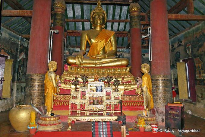L'autel du grand bouddha du Wat Ratburana, Phitsanulok - Thaïlande