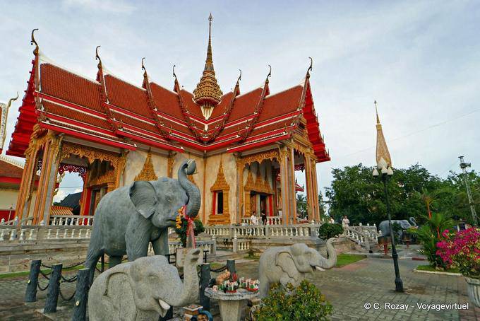 Eléphants devant le viharn du Wat Chalong, Phuket - Thaïlande