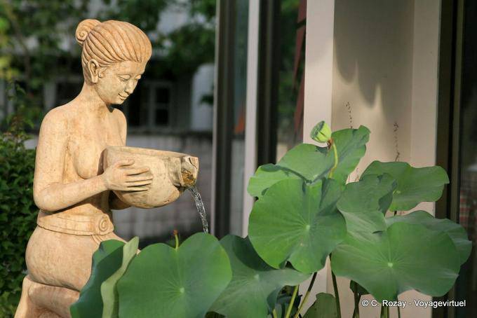 Femme-fontaine au Wat Chaitararam (Wat Chalong), Phuket - Thaïlande