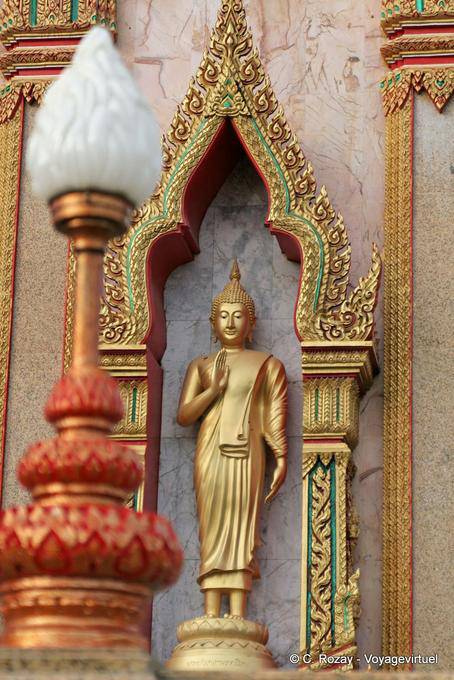 Bouddha debout en niche au Wat Chalong, Phuket - Thaïlande