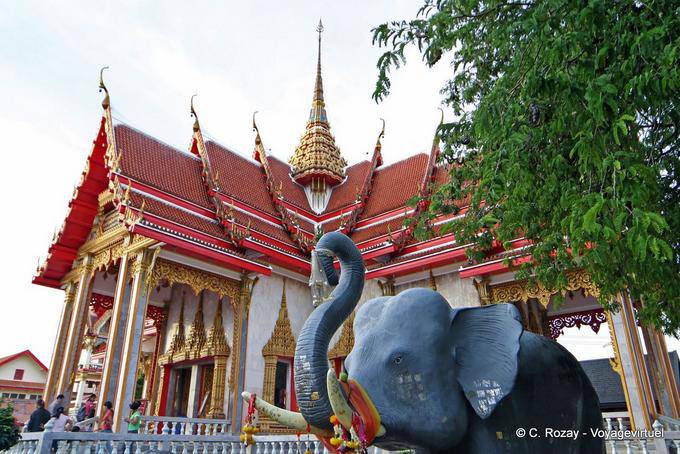 Eléphant noir devant un temple du Wat Chalong, Phuket - Thaïlande