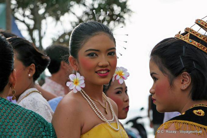 Fille à fleurs et collier, Patong Festival, Phuket - Thaïlande