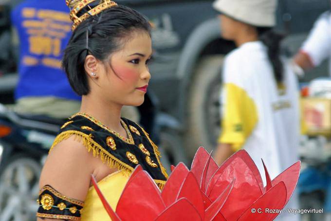 Fille au lotus rouge, Patong Festival, Phuket - Thaïlande