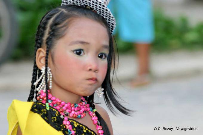 Petite fille dubitative, Patong Festival, Phuket - Thaïlande