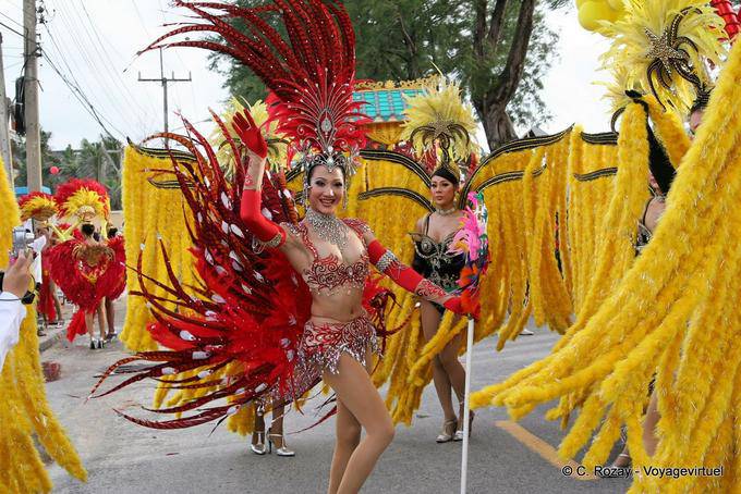 Danseuse aux plumes rouges, Patong Festival, Phuket - Thaïlande