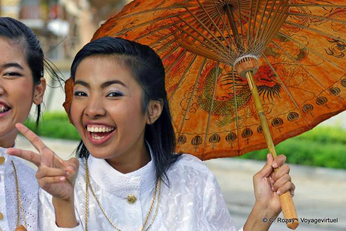 Fille à ombrelle, Patong Festival, Phuket - Thaïlande