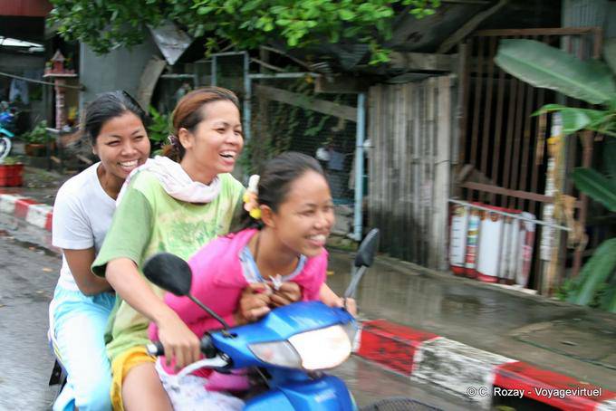 Jeunes filles sur un scooter, Phuket Town Gypsy - Thaïlande
