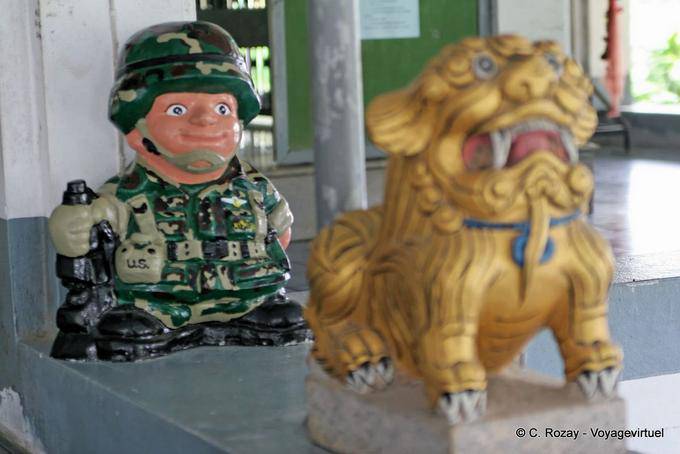 Statuette de militaire US et dragon, Phuket Town Gypsy - Thaïlande
