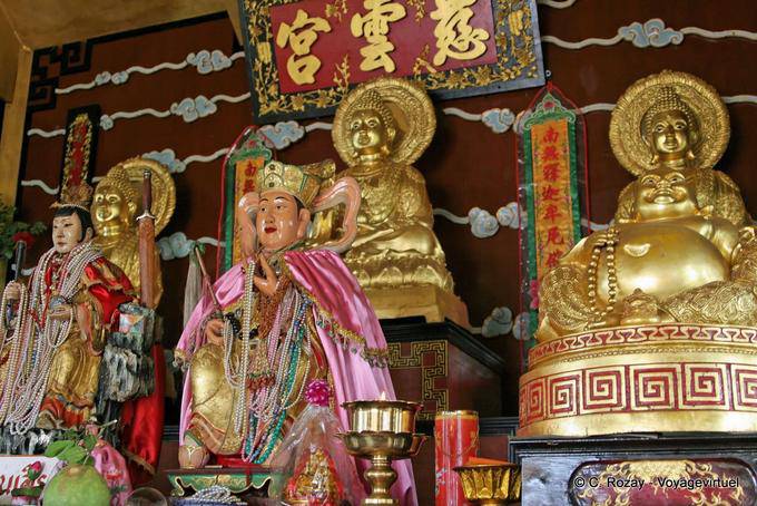 Autel aux bouddhas dorés, Phuket Town Gypsy - Thaïlande