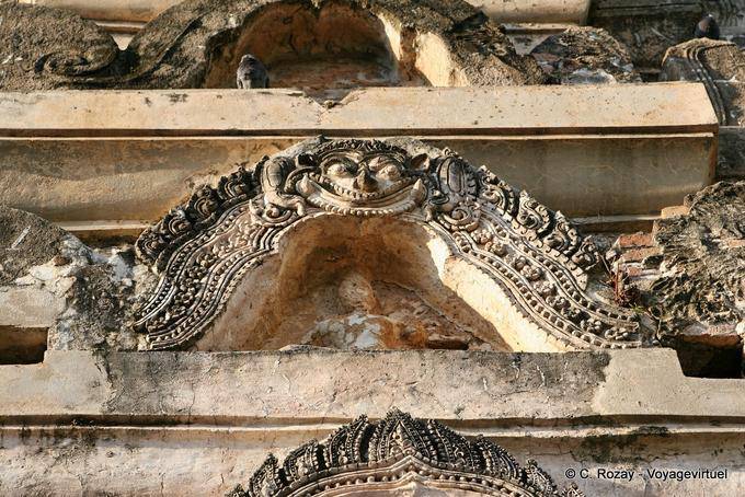 Finesse des ornements du Sri Sawai, Sukhothai - Thaïlande