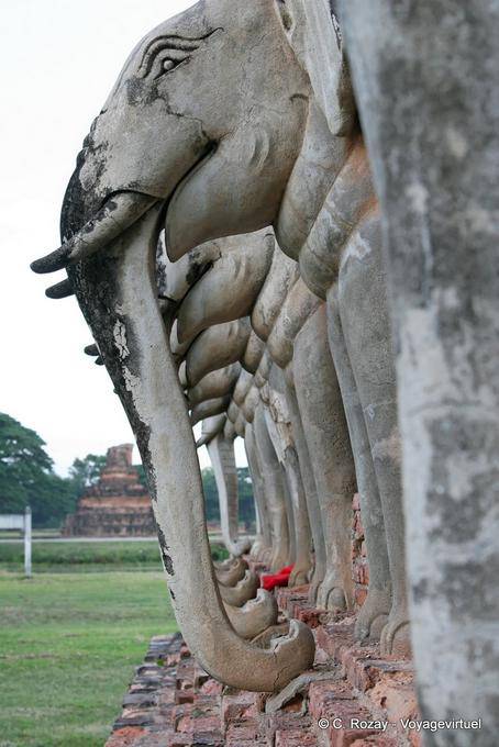 Eléphants ornant la base du chedi, Wat Chang Lom, Sukothai - Thaïlande