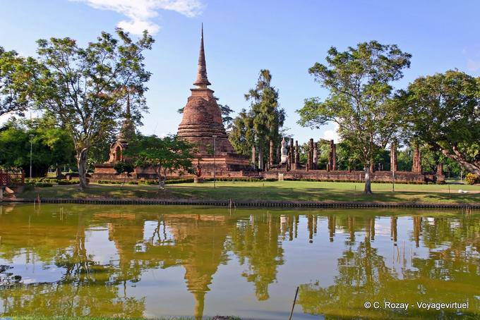 Reflets dans les douves, Sukhothai, Wat Mahathat - Thaïlande