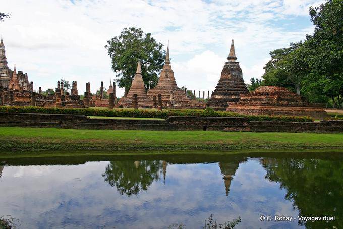 Chedis en cloche, Sukhothai, Wat Mahathat - Thaïlande