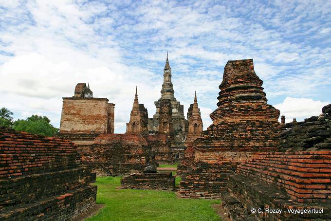 Groupe central depuis le Bouddha Phra Attharot, Sukhothai, Wat Mahathat - Thaïlande