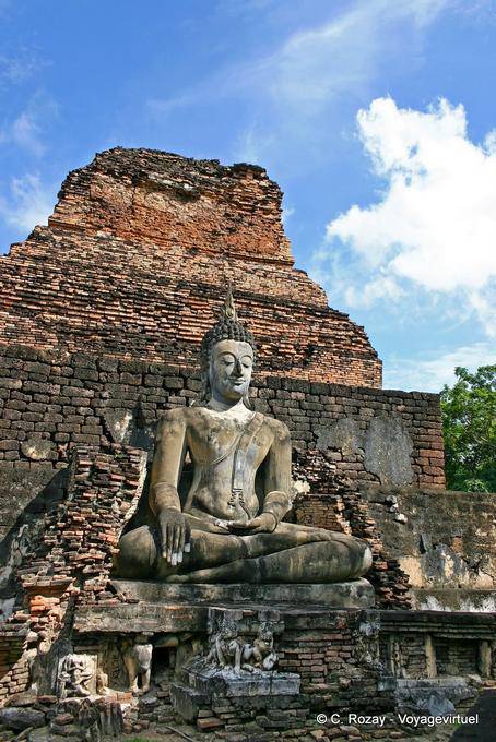 Bouddha au milieu des ruines, Sukhothai, Wat Mahathat - Thaïlande