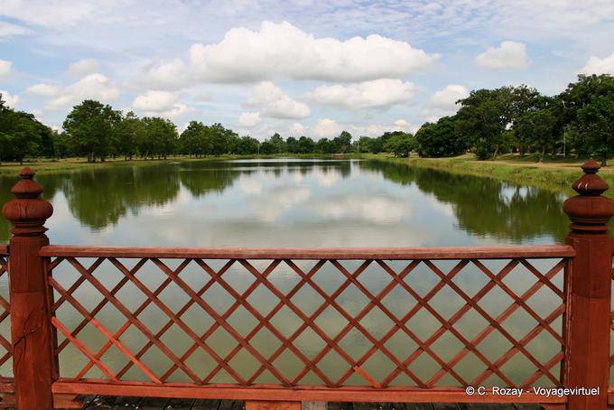 Le pont du réservoir, Sukhothai, Wat Phra Pai Luang - Thaïlande