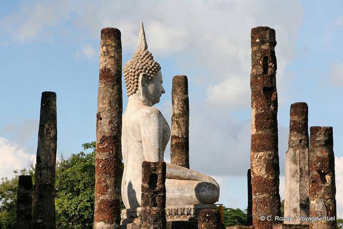 Vestiges du viharn avec colonnes tronquées, Sukhothai, Wat Sa Si - Thaïlande