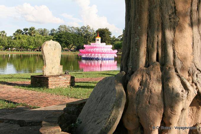 Ile au milieu de l'étang Traphang Trakuan, Sukhothai, Wat Sa Si - Thaïlande