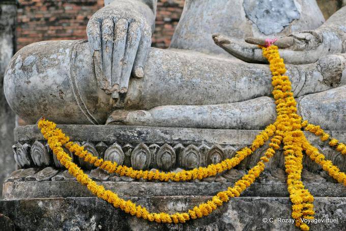 Bouddha décoré avec une couronne, Sukhothai, Wat Sa Si - Thaïlande
