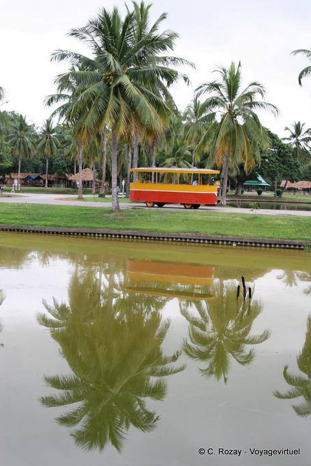 Transport touristique dans le parc, Sukhothai, Wat Sa Si - Thaïlande