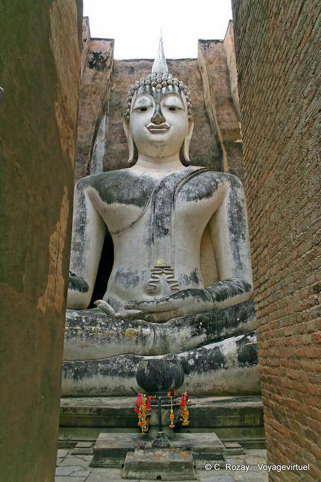 Bouddha en stuc dans un mandala de briques, Sukhothai, Wat Sri Chum - Thaïlande