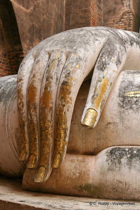 Main droite posée sur le genou, Sukhothai, Wat Sri Chum - Thaïlande