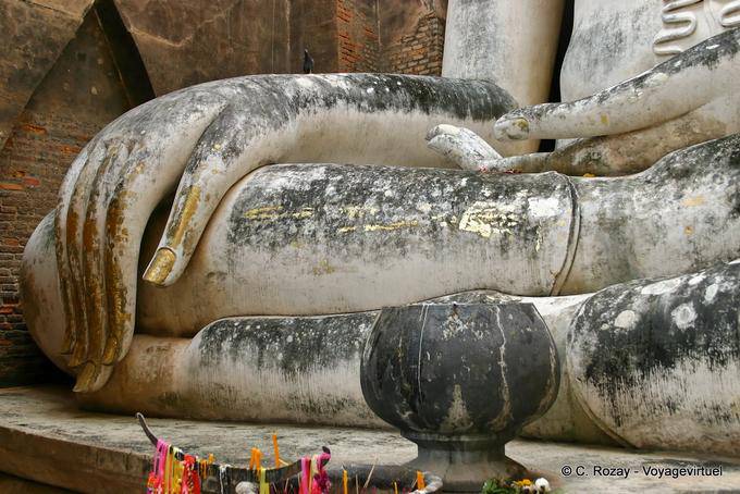 Les mains en position Bhûmisparsha-Mûdra Sukhothai, Wat Sri Chum - Thaïlande