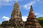 Prang khmer et chedi de style Sukhothaï, Wat Raj Burana, Ayutthaya, Thaïlande.
