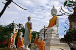 Statues en groupe de prière, Wat Yai Chai Mongkol, Ayutthaya, Thaïlande.