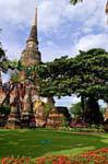 Grand chedi vu depuis jardin, Wat Yai Chai Mongkol, Ayutthaya, Thaïlande.