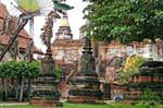 Mini chedis dans le jardin, Wat Yai Chai Mongkol, Ayutthaya, Thaïlande.